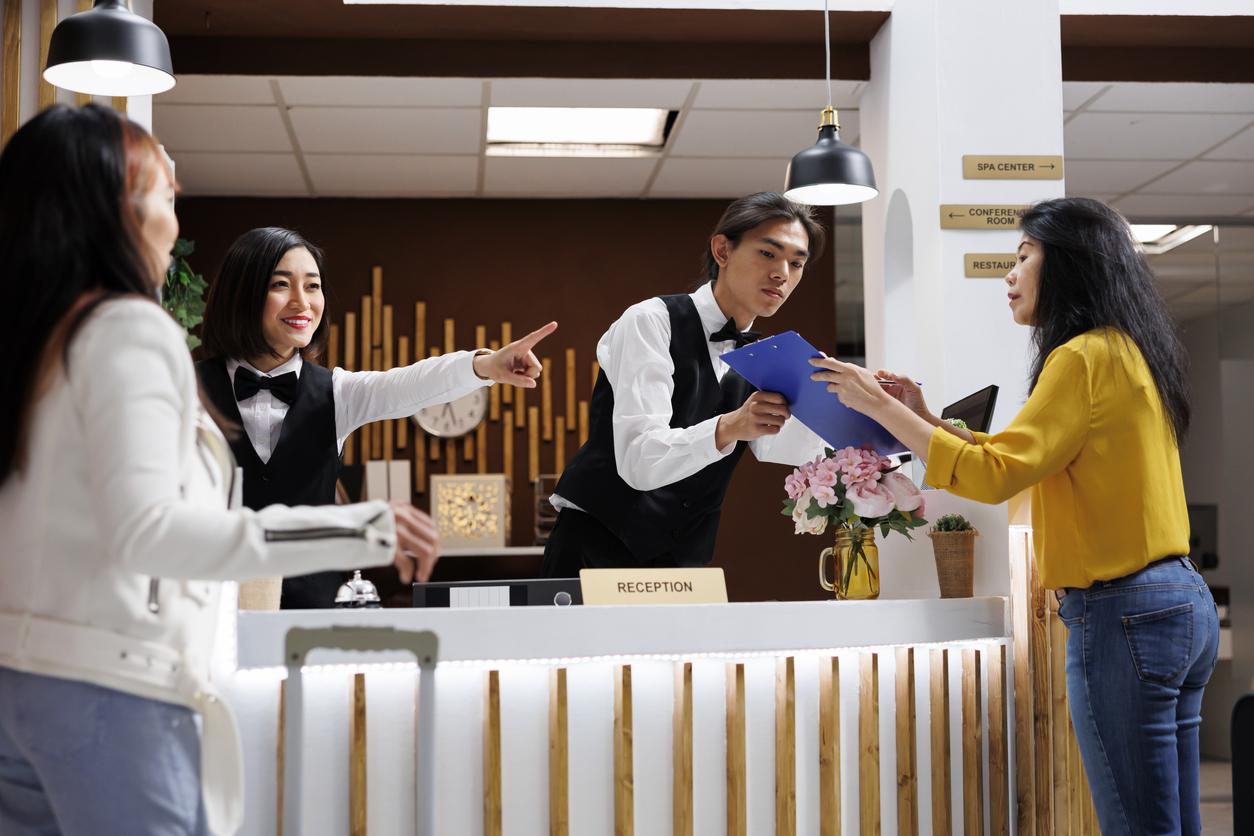 Upselling Training untuk Staff Hotel: Meningkatkan Revenue Tanpa Mengganggu Guest Experience