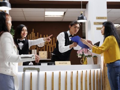 Upselling Training untuk Staff Hotel: Meningkatkan Revenue Tanpa Mengganggu Guest Experience