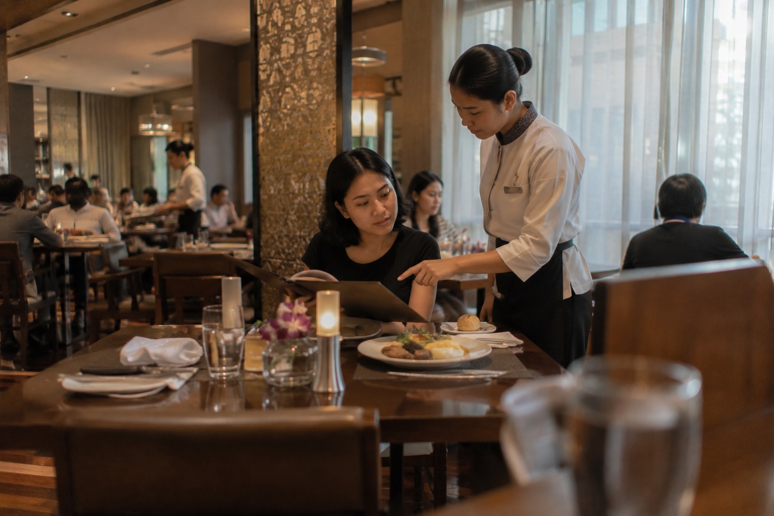 Cara Meningkatkan Revenue Restoran Hotel: Menaikkan Penjualan Tanpa Bergantung pada Diskon