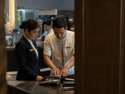 Cara membuat SOP hotel yang efektif untuk menjaga konsistensi operasional, service quality, efisiensi kerja, kontrol risiko, dan standar pelayanan.